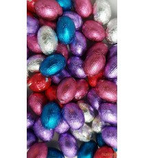 Assortiment oeufs au chocolat plein au lait, blanc, noir, praliné