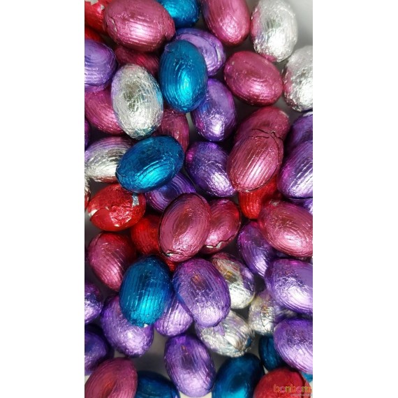 Assortiment oeufs au chocolat plein au lait, blanc et noir